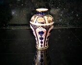 Royal Crown Derby vase. Pattern Imari 1128. Marked 1932