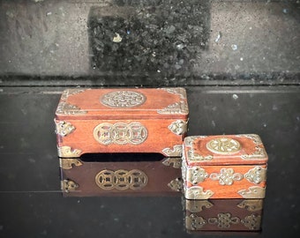 Ensemble de deux boîtes à bibelots en bois chinois vintage.