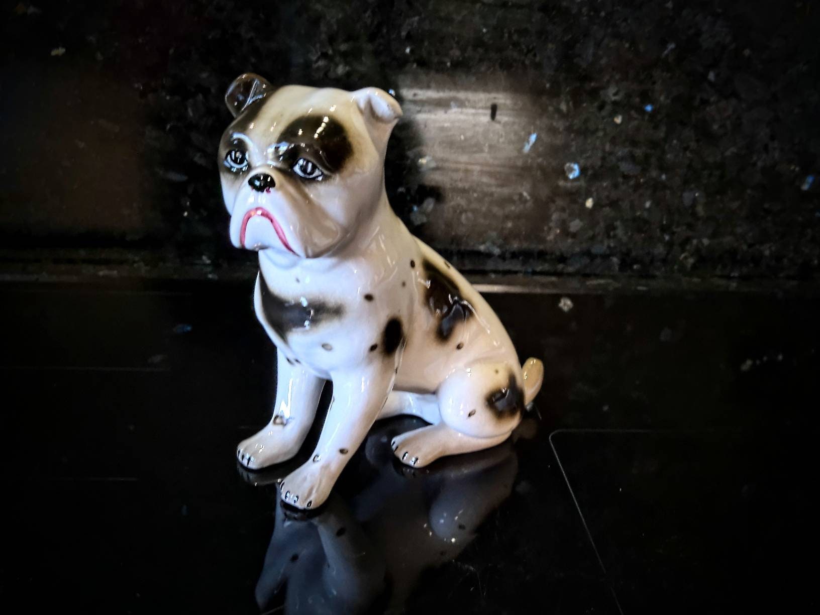 ビンテージのブルドッグ磁器の置物。白黒。イタリアのセラミカ