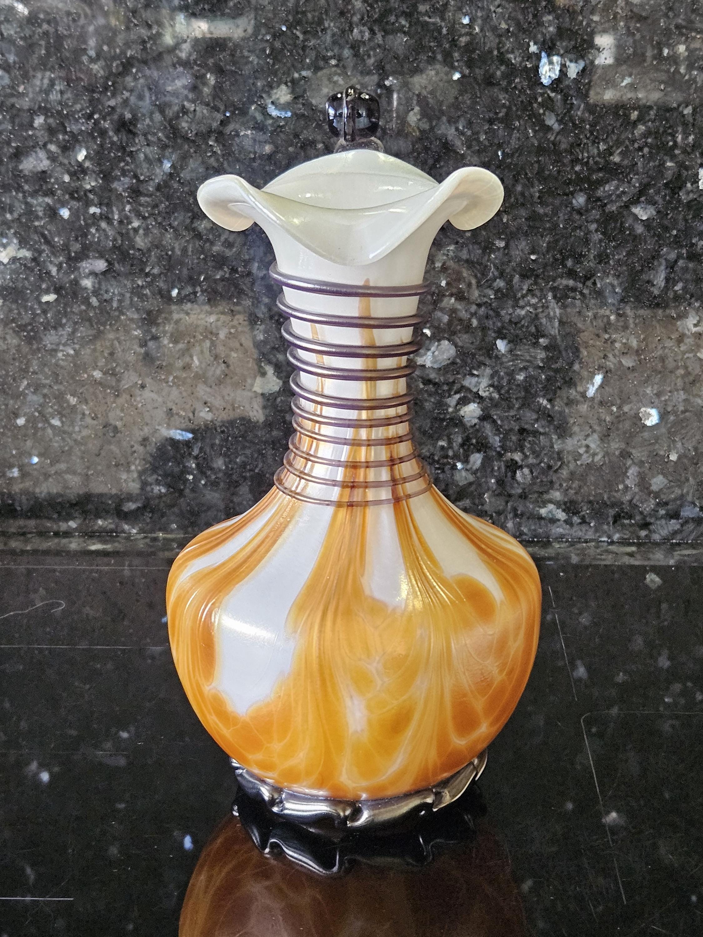 吹き硝子花瓶　作家サイン入り サイン入りの吹きガラス製花瓶。渦巻きと色彩で美しく装飾されています