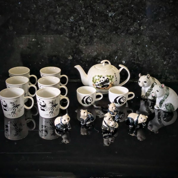 Panda en porcelaine chinoise lot 16 pièces. Théière avec 2 tasses. 6 petites tasses. 2 figurines de pandas et 5 pandas miniatures
