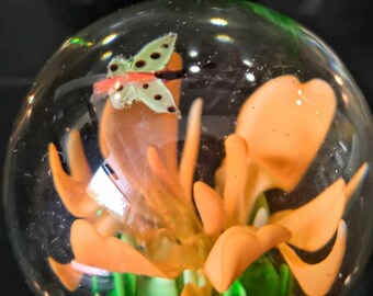 ヴィンテージガラスペーパーウェイト：白いバラとオレンジ色の花と蝶