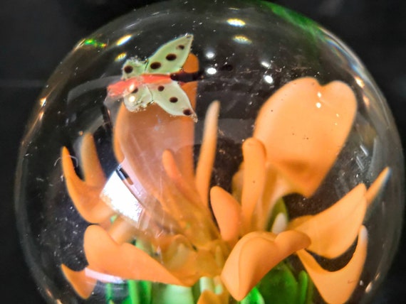 ヴィンテージガラスペーパーウェイト：白いバラとオレンジ色の花と蝶