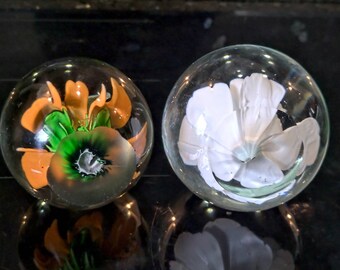 ヴィンテージガラスペーパーウェイト：白いバラとオレンジ色の花と蝶