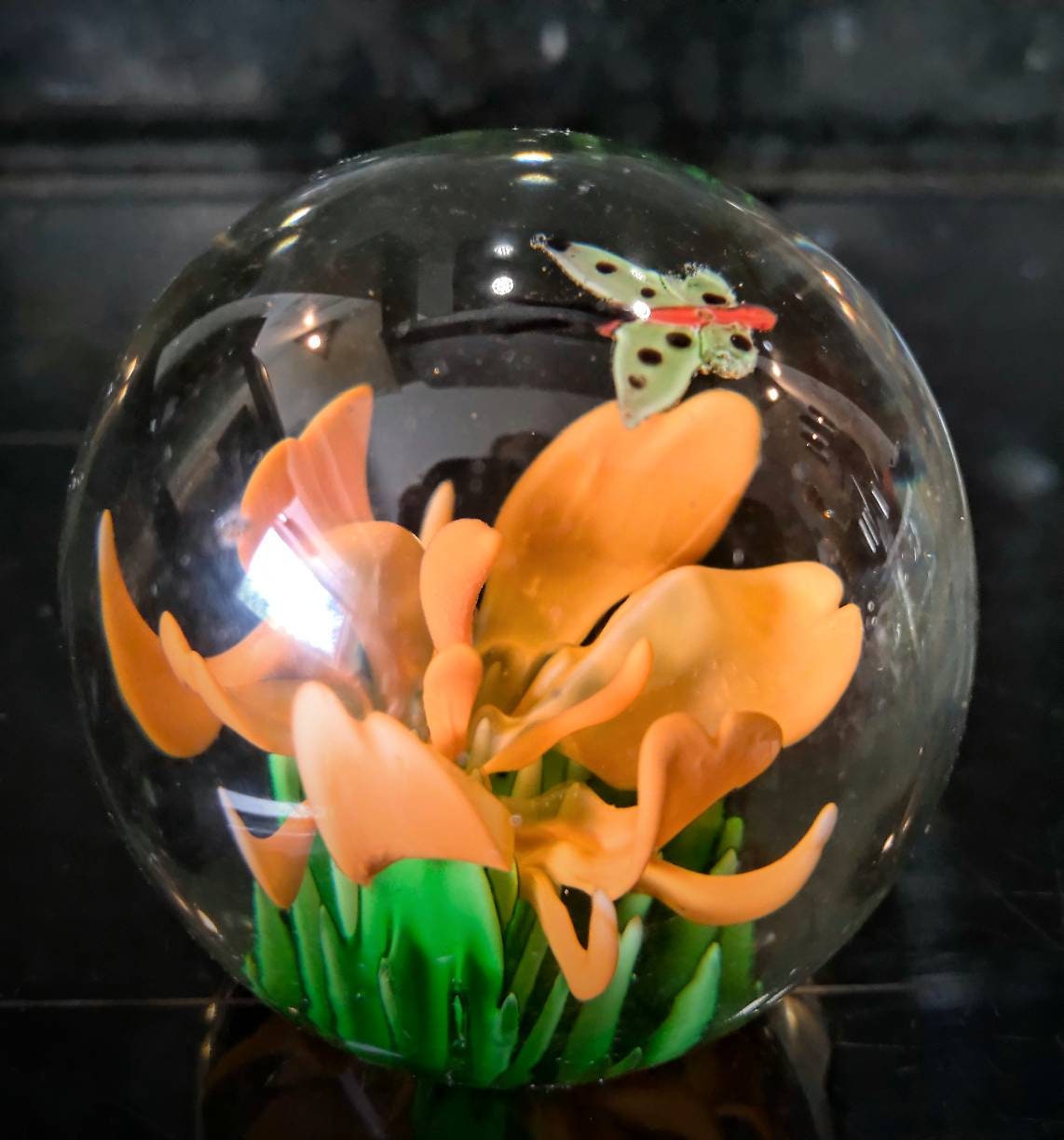 ヴィンテージガラスペーパーウェイト：白いバラとオレンジ色の花と蝶