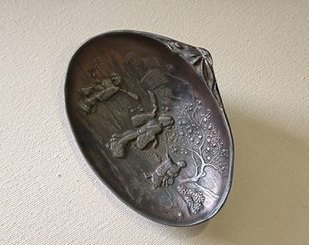 Japanese shell shaped metal (antimony on copper) dish. Taisho Period (1912-1926). 11,7 x 9 cm / 4,6 x 3,51 inch.