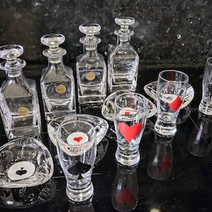 barware de jeu de cartes à jouer rétro vintage. 4 Petites carafes en cristal de plomb de Vérone. 4 cendriers et 4 verres.