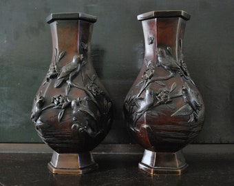 Vases japonais en bronze Meiji avec des figures de moineau