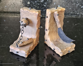 Conjunto de sujetalibros de madera tallados a mano con armas medievales de metal.