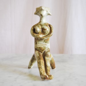Keramik Kunst Frau Statue. Vinta Stil. Muttergöttin.