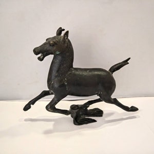 Vintage metalen replica van het vliegende paard van Gansu.