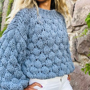 Maglia a maniche a palloncino ampia, pullover oversize fatto a mano, maglione invernale con motivo a bolle grosso immagine 4