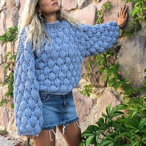Maglia a maniche a palloncino ampia, pullover oversize fatto a mano, maglione invernale con motivo a bolle grosso immagine 3