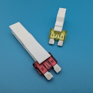 Puede incluir: Juego de tres tazas de cerámica con acabado mate moteado. Las tazas son de color crema, gris claro y gris oscuro. Cada taza tiene un diseño simple y minimalista.