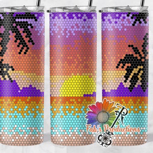 Puede incluir: Un patrón geométrico colorido de una puesta de sol con palmeras en un vaso. El patrón está formado por pequeños hexágonos en tonos de naranja, amarillo, morado, azul y blanco.