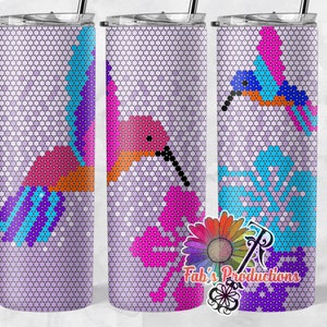Pode incluir: Três copos de aço inoxidável com um padrão geométrico de beija-flores rosa, azul e roxo sobre um fundo roxo claro.