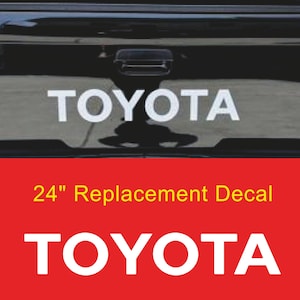 Calcomanía de vinilo para puerta trasera de Toyota, 4&quot; x 24&quot;, negra o blanca, brillante, con el logotipo del camión en negro mate.
