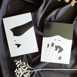MANON und AGATHE, Minimalistische Karte, Schwarz-weiße erotische Illustration, Liebeszimmer, Zeichnung einer Frau mit verbundenen Augen, BDSM-Wandkunst
