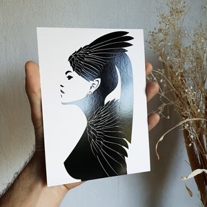 SIRINE, Ilustração de uma criatura híbrida, Busto feminino minimalista, Desenho em preto e branco, formato 13x18 cm, Criatura da mitologia eslava