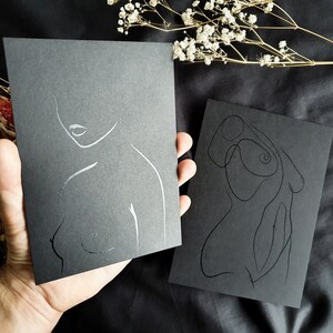Minimalistische schwarze Karte ROXANE, THEA, minimalistische Illustration einer Frau, Erstausgabe, freche Zeichnung, Format 13x18 cm, BDSM-Wandkunst