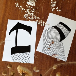 Minimalistische Illustration einer Frau in schwarzen Dessous, LOU, MARJORIE, erotische Zeichnung, BDSM-Wandkunst, Frau in schwarzen Strumpfhosen, Sexy Zeichnung