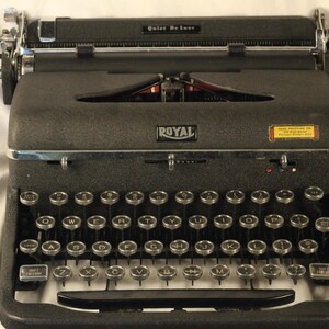 Royal Quiet DeLuxe Vintage 1946 Working Manual Portable Typewriter Black Crinkle Beauty With Gorgeous Glass Keys Writers Creative Instrument