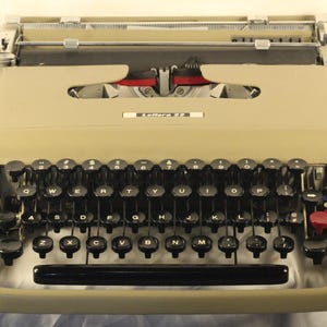 Olivetti Lettera 22 Vintage 1954 Working Manual Ultra Portable Typewriter  Instrument of Choice of Creative Giants Light Weight Companion