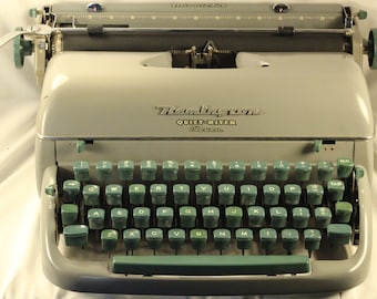Remington Queit-Riter vintage 1958 Manuel de travail Machine à écrire portable Belle finition lisse grise Instrument d'écriture créatif Collaborateur
