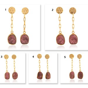 Peut inclure: Boucles d'oreilles dorées avec un dessus en forme de disque martelé, une chaîne et un pendentif en pierre rose-violet rugueuse. Les boucles d'oreilles sont présentées en cinq styles différents, chacun avec une forme de pierre unique.