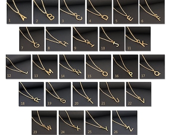 Könnte beinhalten: Ein Set mit 26 goldfarbenen Alphabet-Halsketten, jede mit einem anderen Buchstaben. Die Halsketten sind auf weißem Hintergrund abgebildet und 25,4 cm lang.