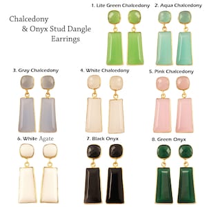 Peut inclure: Collection de boucles d'oreilles pendantes à clous en différentes couleurs : vert clair, turquoise, gris, blanc, rose, agate blanche, onyx noir et onyx vert. Chaque paire présente un clou carré et une pendante rectangulaire, avec des détails dorés.