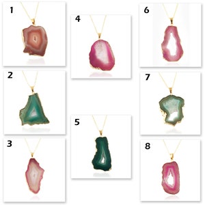 Könnte beinhalten: Acht Agat-Scheiben-Anhänger an goldenen Ketten. Die Anhänger sind in verschiedenen Formen und Farben, darunter rosa, grün und weiß.