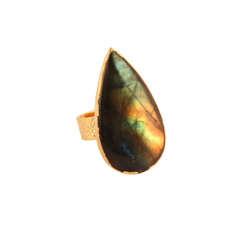 Puede incluir: Un anillo de oro con una piedra preciosa de labradorita en forma de l&aacute;grima. La piedra preciosa tiene un brillo iridiscente verde oscuro, negro y dorado.