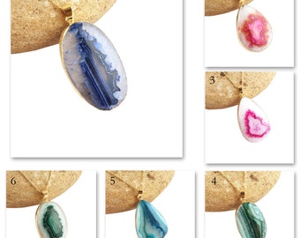 Puede incluir: Seis colgantes de piedra de ágata en cadenas de oro. Los colgantes son de varias formas y colores, incluyendo azul, rosa, blanco y verde.