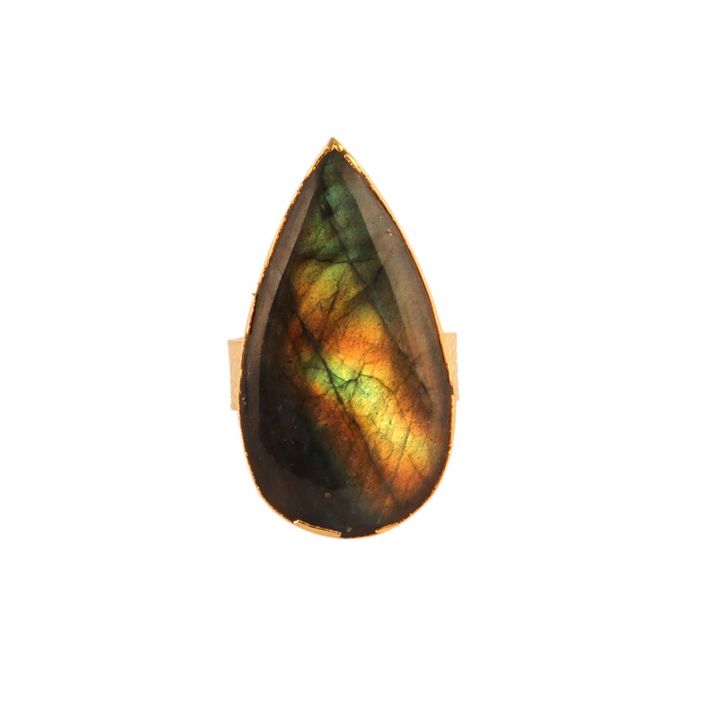 Puede incluir: Un anillo en forma de l&aacute;grima con una piedra preciosa de labradorita verde oscuro, azul y dorada.