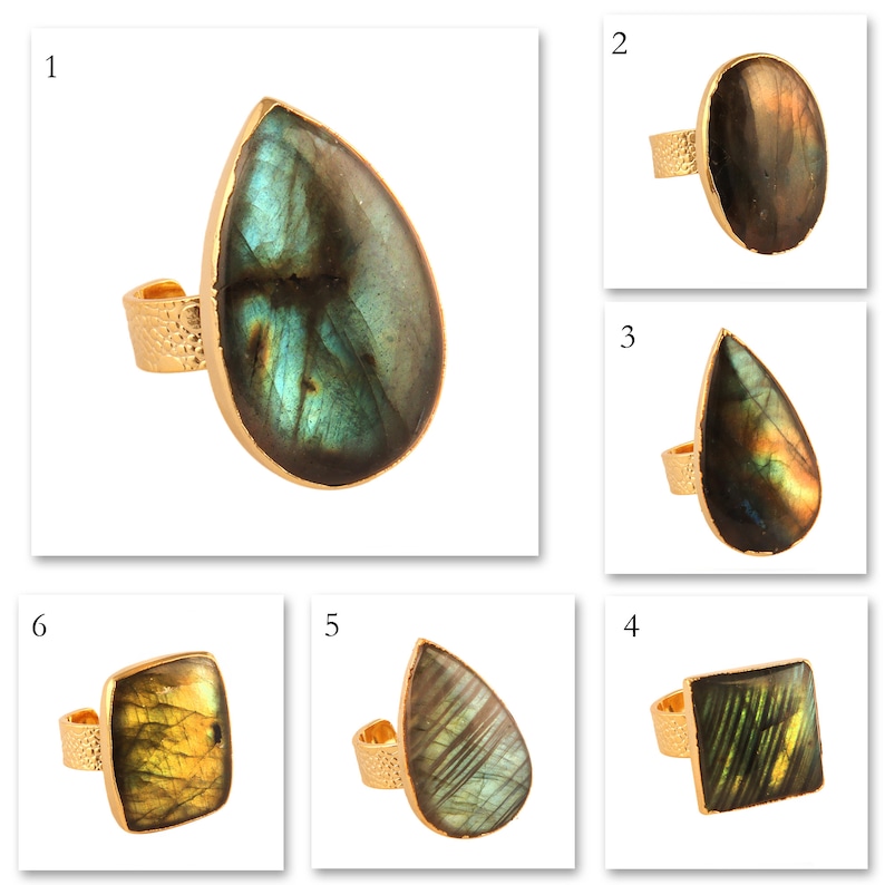 Puede incluir: Diez anillos de oro con piedras preciosas de labradorita de diferentes formas. Los anillos est&aacute;n todos engastados en una banda de oro. Las piedras preciosas son todas de diferentes tonos de verde, azul y marr&oacute;n.