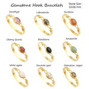 Puede incluir: Nueve pulseras de oro con diferentes ganchos de piedras preciosas. Cada pulsera presenta una piedra preciosa de 12x16 mm, incluyendo amatista, labradorita, piedra de sol, cuarzo ahumado, piedra de sangre, amazonita, ágata blanca, ópalo dendrítico y jaspe dálmata.