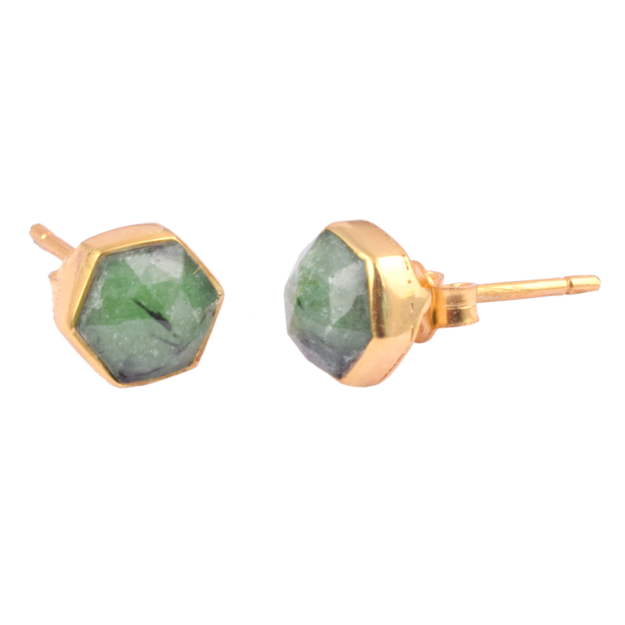 Pode incluir: Um par de brincos de tarracha com gemas verdes hexagonais facetadas em metal dourado polido. Cada brinco possui um fecho de pino, exibindo as inclusões naturais dentro da pedra verde translúcida e a estrutura metálica dourada.