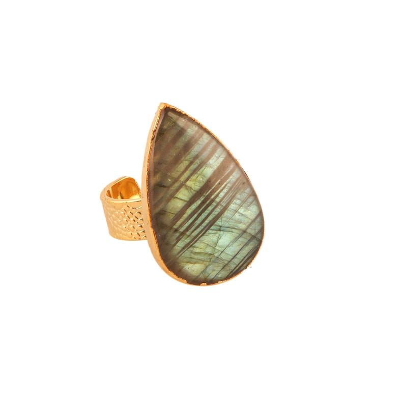 Puede incluir: Un anillo de oro con una piedra preciosa de labradorita en forma de l&aacute;grima. La piedra es de color verde y gris con un patr&oacute;n estriado.