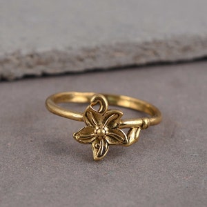 Dainty Flower Ring for women, Floral Ring, Bridesmaid Gift, Minimalist Ring, Dainty Ring, Mother Day Gift, Brass Ring, Birthday Gift