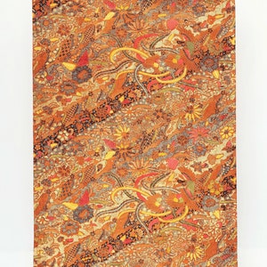 Peut inclure: Textile rectangulaire avec un motif détaillé et répétitif dans les tons orange, marron et jaune. Le motif comprend des motifs floraux et d'oiseaux stylisés, avec des bandes diagonales de couleurs plus foncées. L'effet général est complexe et orné.