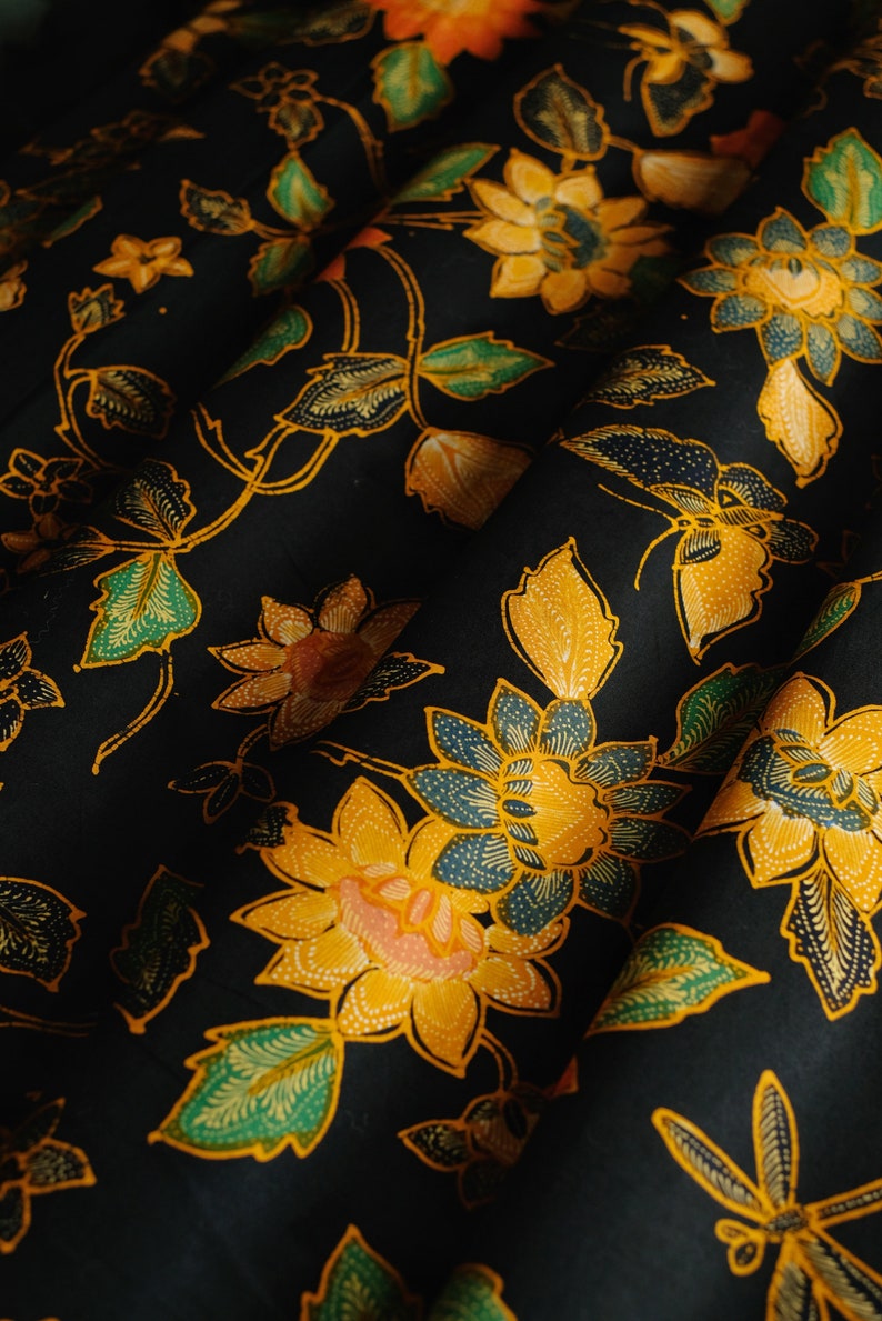 ButterflyDragonfly Motif from Pekalongan Kupucapung Made in Indonesia Batik Indonesia Ultra Premium Cotton 100/% Hand Drawn Sarong