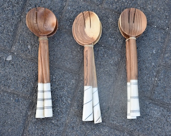 A LA VENTA Cuchara para servir de madera, Servidores de ensalada de madera hechos a mano, Juego de 2 cucharas de madera talladas a mano, Cuchara de cocina de madera de olivo, Regalo del día de las madres.