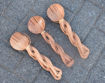 EN VENTA Cuchara para servir de madera, cucharas de ensalada de madera hechas a mano, juego de 2 utensilios de cocina de madera de olivo tallados a mano, regalos de madera para el hogar