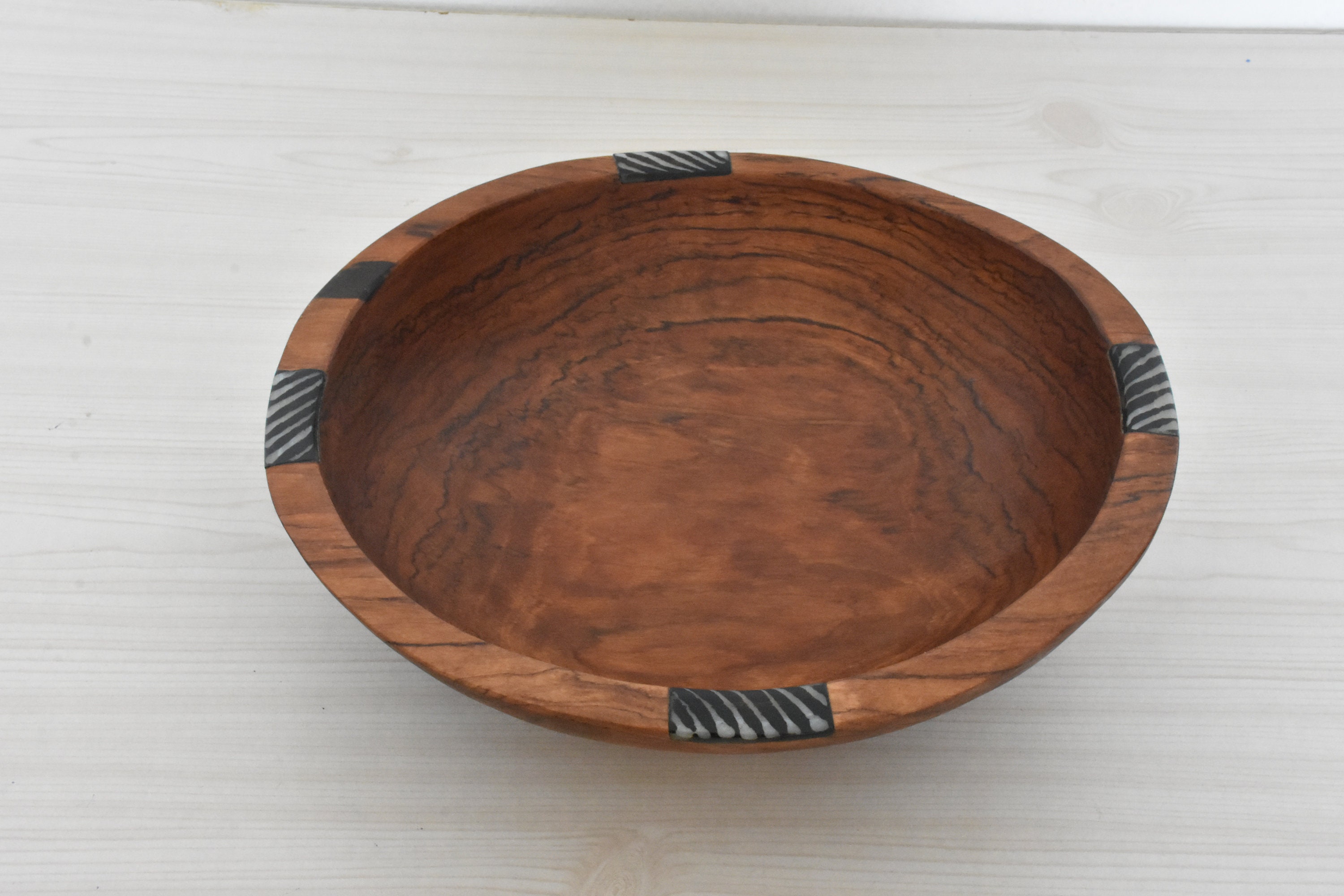 SALE Runde Servierplatte aus Holz handgeschnitzte Salat | Etsy