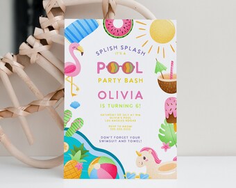 Puede incluir: Una invitación colorida para una fiesta en la piscina con un flamenco rosa, una sandía, un sol, un flotador de piscina, un coco con una pajita, una paleta de hielo, una piña, una pelota de playa y un unicornio. El texto de la invitación dice "Es una fiesta en la piscina Splish Splash Olivia cumple 6! Sábado 20 de julio a las 3pm Piscina de Olivia Los Ángeles 90048 RSVP a Naomi 555-555-5555 ¡No olvides tu traje de baño y tu toalla!"