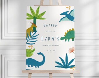 Pode incluir: Um cartaz de boas-vindas branco com tema de dinossauros. O cartaz diz "Roarrr! Bem-vindo ao Ezra's Four-some Birthday 07.02.23". O cartaz apresenta ilustrações de dinossauros e plantas tropicais.