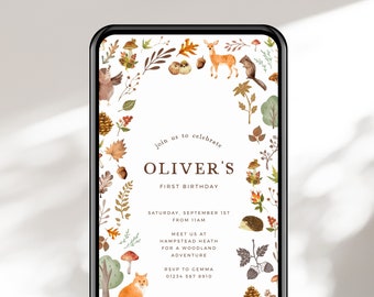 Puede incluir: Una invitación digital para una fiesta de primer cumpleaños con temática de bosque. La invitación presenta una corona de hojas de otoño, bellotas, setas y animales del bosque, incluyendo un zorro, un ciervo, una ardilla y un erizo. El texto dice "Únete a nosotros para celebrar el primer cumpleaños de Oliver. Sábado, 1 de septiembre a partir de las 11:00. Reúnete con nosotros en Hampstead Heath para una aventura en el bosque. RSVP a Gemma 01234 567 8910."