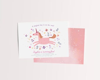 Pode incluir: Um convite de aniversário de unicórnio rosa com o texto "A magical day is on the way!" e "Sophia is turning five!". O convite tem um design floral rosa e roxo e um envelope rosa.