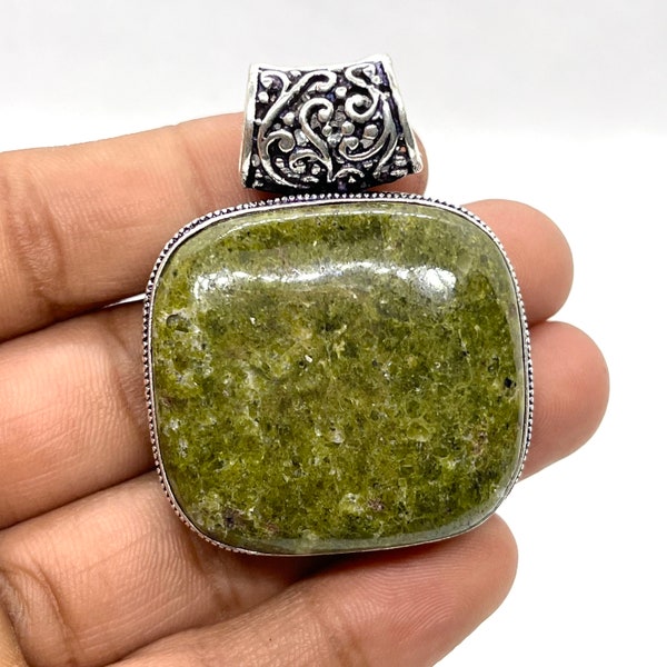 Ciondolo Vesuvianite naturale Ciondoli in argento sterling 925 Ciondolo in pietra preziosa di alta qualità Ciondolo fatto a mano Gioielli Vesuvianite Regali di anniversario